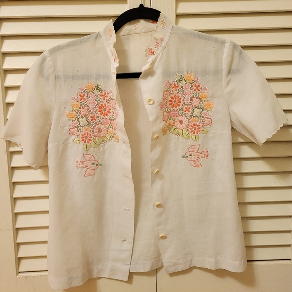 Vintage embroidered swallow bird floral peek-a-boo top with scalloped edges - Picture 10 of 10